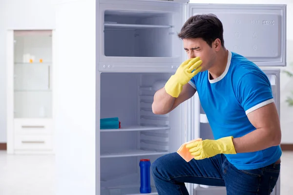 Homme nettoyage réfrigérateur dans le concept d'hygiène — Photo