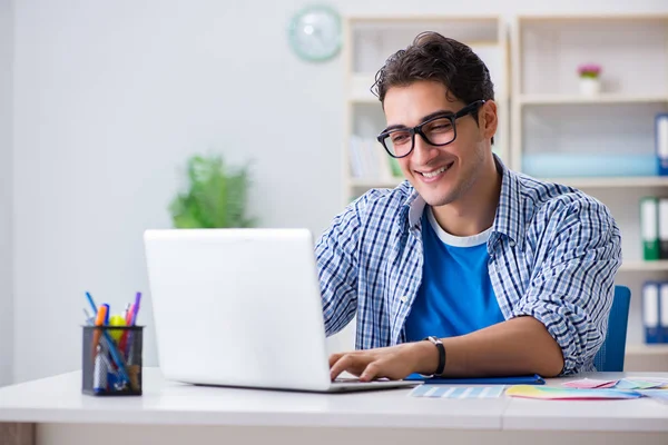 Joven diseñador trabajando en un nuevo proyecto y eligiendo colores — Foto de Stock