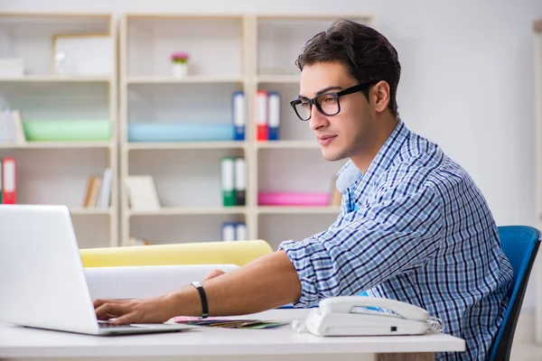 Joven diseñador trabajando en un nuevo proyecto y eligiendo colores — Foto de Stock