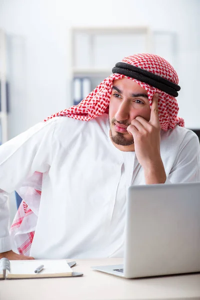 Arab businessman working in the office — Stock Photo, Image