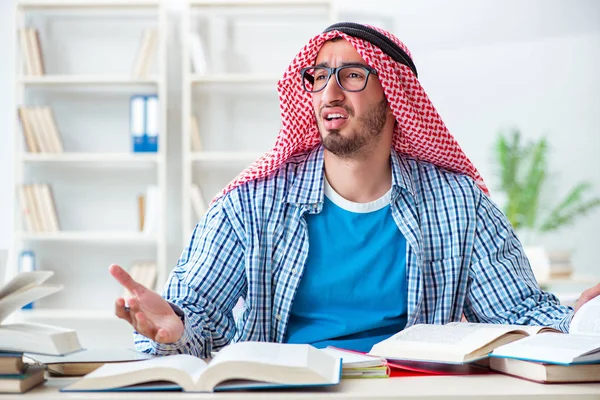 アラブの学生は大学試験の準備 — ストック写真
