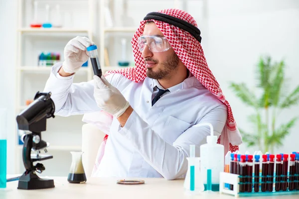 Químico árabe trabajando en la oficina del laboratorio —  Fotos de Stock