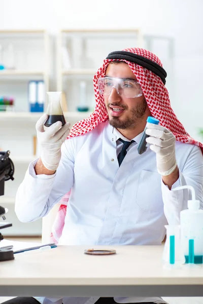 Científico químico árabe probando la calidad de la gasolina de petróleo —  Fotos de Stock