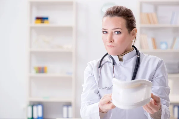Женщина-врач с шейным корсет в больнице — стоковое фото