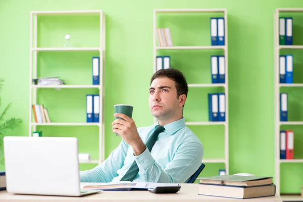 Masculino gerente financeiro trabalhando no escritório — Fotografia de Stock