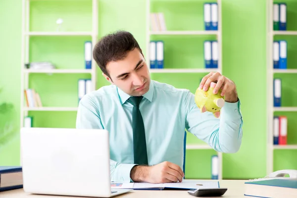 Gerente financiero masculino que trabaja en la oficina —  Fotos de Stock