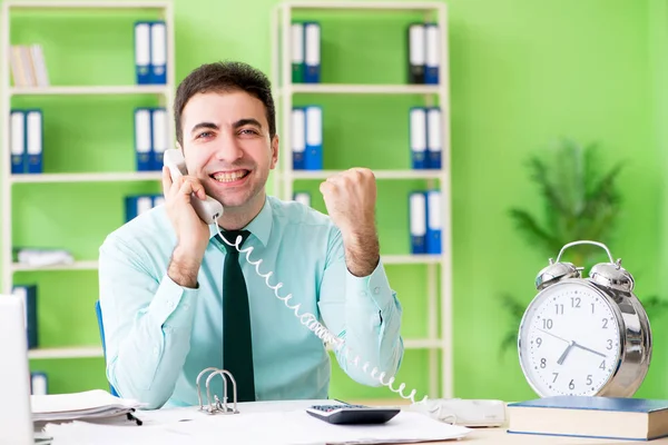 Zaman yönetiminde çalışan erkek finans müdürü 