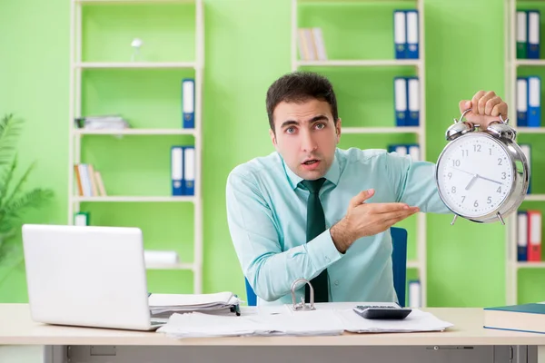 Masculino gerente financeiro trabalhando no escritório em gestão de tempo — Fotografia de Stock