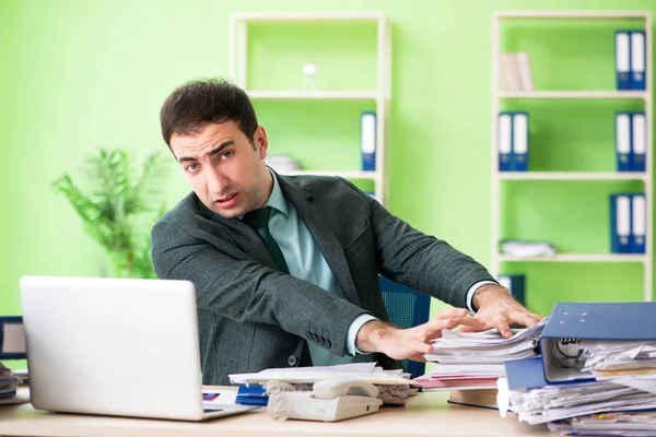 Üzletember dühös a túlzott munka ül az irodában — Stock Fotó