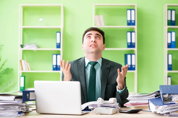 Empresário irritado com excesso de trabalho sentado no escritório — Fotografia de Stock