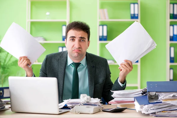 Uomo d'affari arrabbiato per il lavoro eccessivo seduto in ufficio — Foto Stock