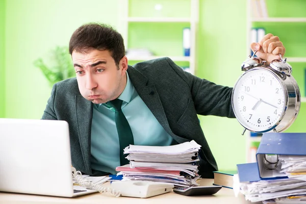 Podnikatel naštvaný na nadměrnou práci sedí v kanceláři v t — Stock fotografie