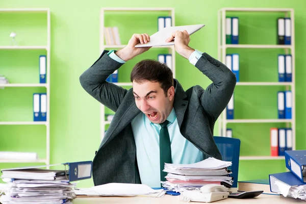 Üzletember dühös a túlzott munka ül az irodában — Stock Fotó
