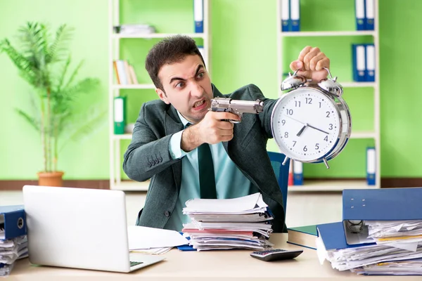 Επιχειρηματίας θυμωμένος με την υπερβολική εργασία κάθεται στο γραφείο σε t — Φωτογραφία Αρχείου
