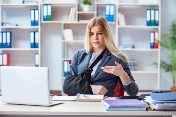 Gewonde vrouwelijke werknemer die in het kantoor werkt — Stockfoto