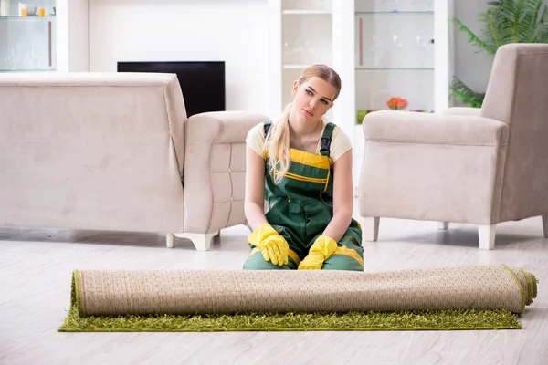 Professional female cleaner cleaning carpet — Stock Photo, Image