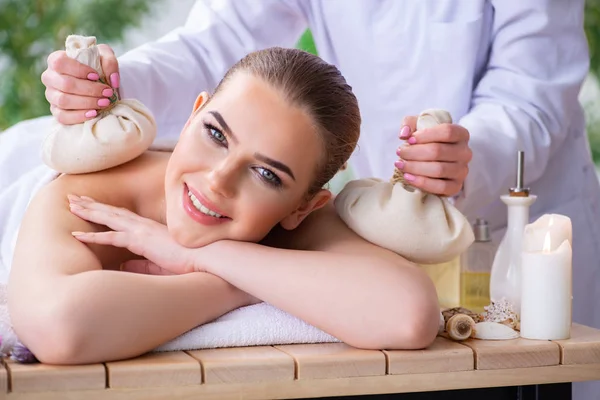 Kaplıcadaki masaj sırasında kadın