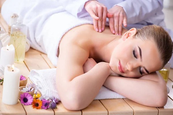 Kaplıcadaki masaj sırasında kadın