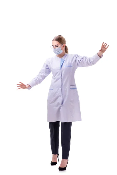 Dokter wanita muda terisolasi di latar belakang putih — Stok Foto
