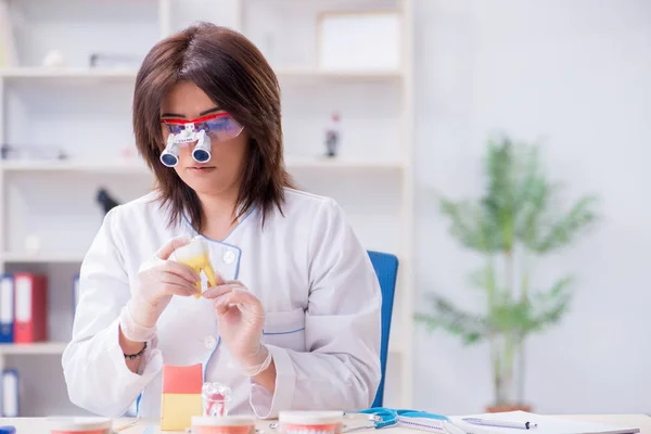 Mujer dentista trabajando en implantes dentales —  Fotos de Stock