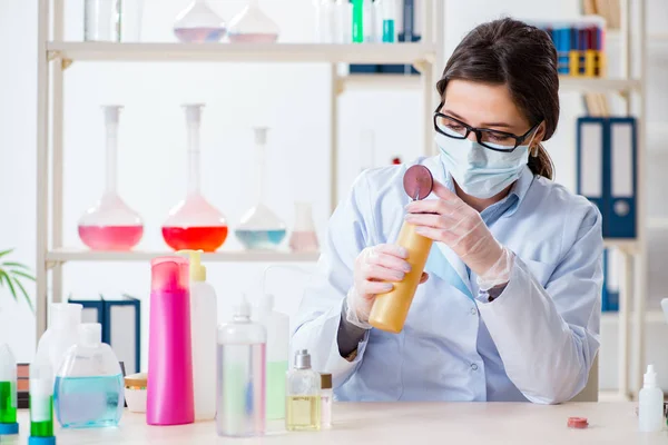 Laboratuar kimyageri güzellik ve makyaj ürünlerini kontrol ediyor. — Stok fotoğraf