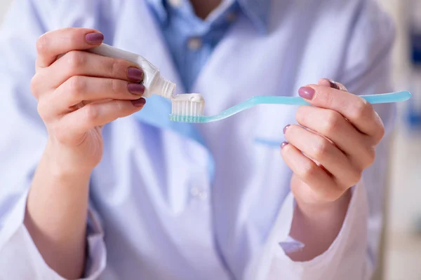 Mulher dentista praticando o trabalho no modelo de dente — Fotografia de Stock