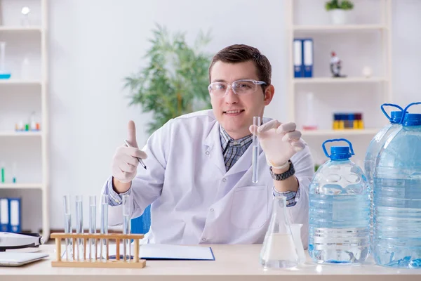 Joven estudiante de química experimentando en laboratorio — Foto de Stock