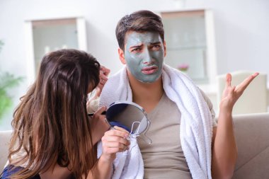 Yüzüne kilden maske takan yakışıklı