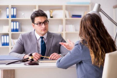 Avukat müvekkil ile hukuk davasını tartışıyor