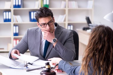 Avukat müvekkil ile hukuk davasını tartışıyor