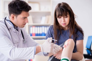 Spor sakatlığı geçiren hasta doktoru ziyaret ediyor.