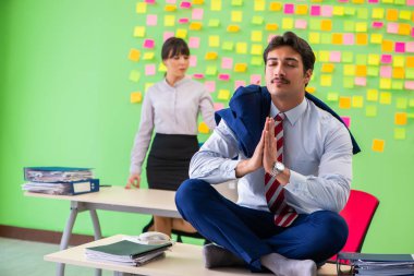 Ofiste birçok çelişkili öncelikleri olan kadın ve erkek var. 