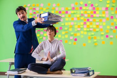 Ofiste birçok çelişkili öncelikleri olan kadın ve erkek var. 