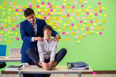 Ofiste birçok çelişkili öncelikleri olan kadın ve erkek var. 