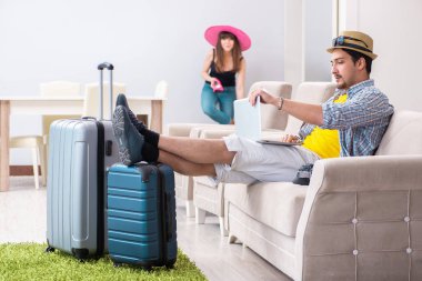 Genç çift yaz tatili için hazırlanıyor.