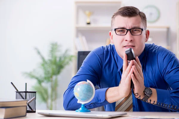 Jonge werknemer bereidt zich voor op vakantie — Stockfoto