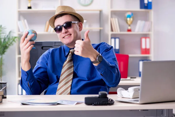 Young employee preparing for vacation trip — Stock Photo, Image