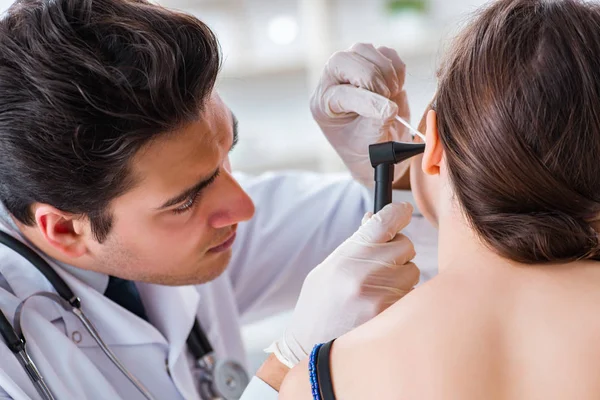 Médico revisando el oído de los pacientes durante el examen médico — Foto de Stock