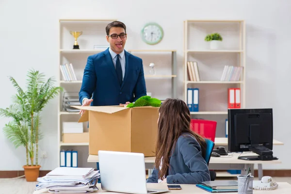 Person, die von ihrer Arbeit entlassen wird — Stockfoto