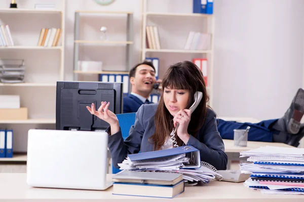 Male and female employees  in office — Stock Photo, Image