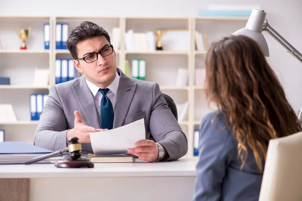 Advokat diskuterar rättsfall med klienten — Stockfoto