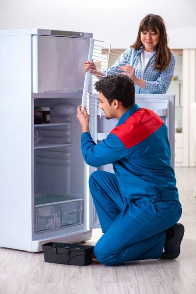 Uomo riparazione frigorifero con cliente — Foto Stock