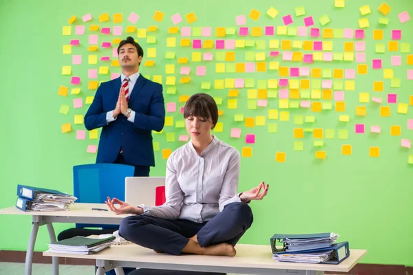 Mann und Frau im Büro mit vielen widersprüchlichen Prioritäten in — Stockfoto