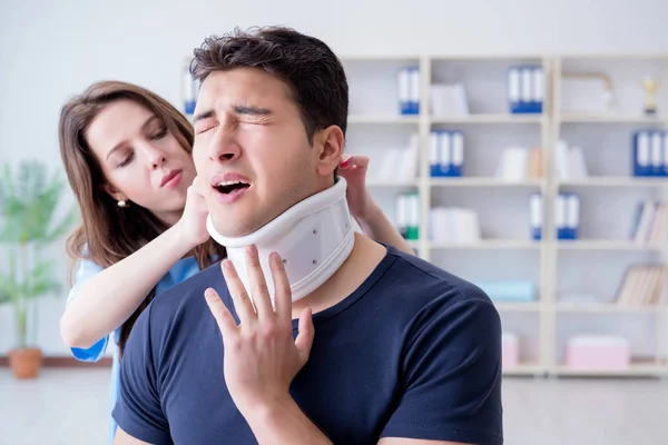 Uomo con lesioni al collo dal medico per il check-up — Foto Stock