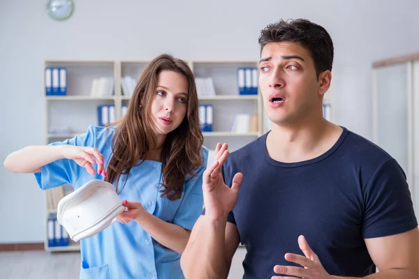 Hombre con lesión en el cuello médico visitante para chequeo — Foto de Stock