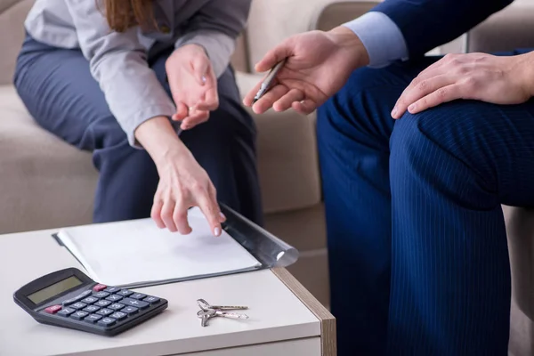 Hypotheekovereenkomst wordt ondertekend — Stockfoto