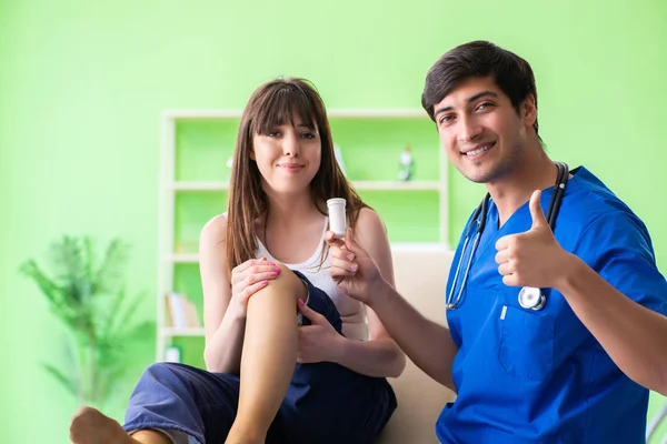 Patientin besucht männlichen Arzt in medizinischem Konzept — Stockfoto