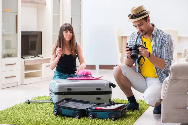 Genç aile tatil için hazırlanıyor. — Stok fotoğraf