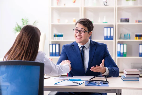 Sağlık sigortası sözleşmesi imzalayan adam