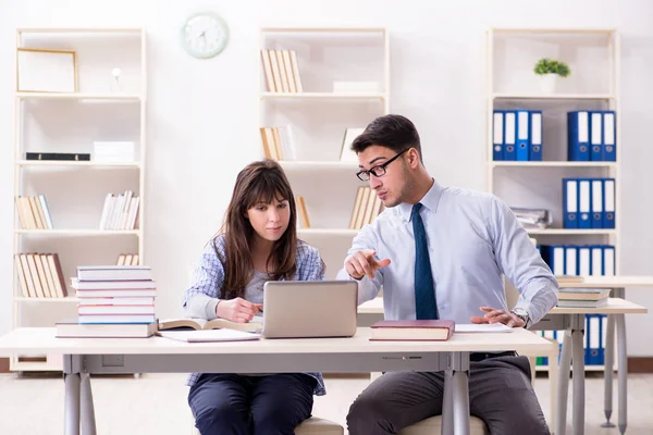 Mannelijke docent geeft lezing aan vrouwelijke student — Stockfoto